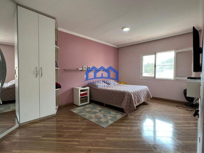 Casa com 4 Quartos e 3 banheiros à Venda, 360 m² por R$2.100.000 COD. ch1492