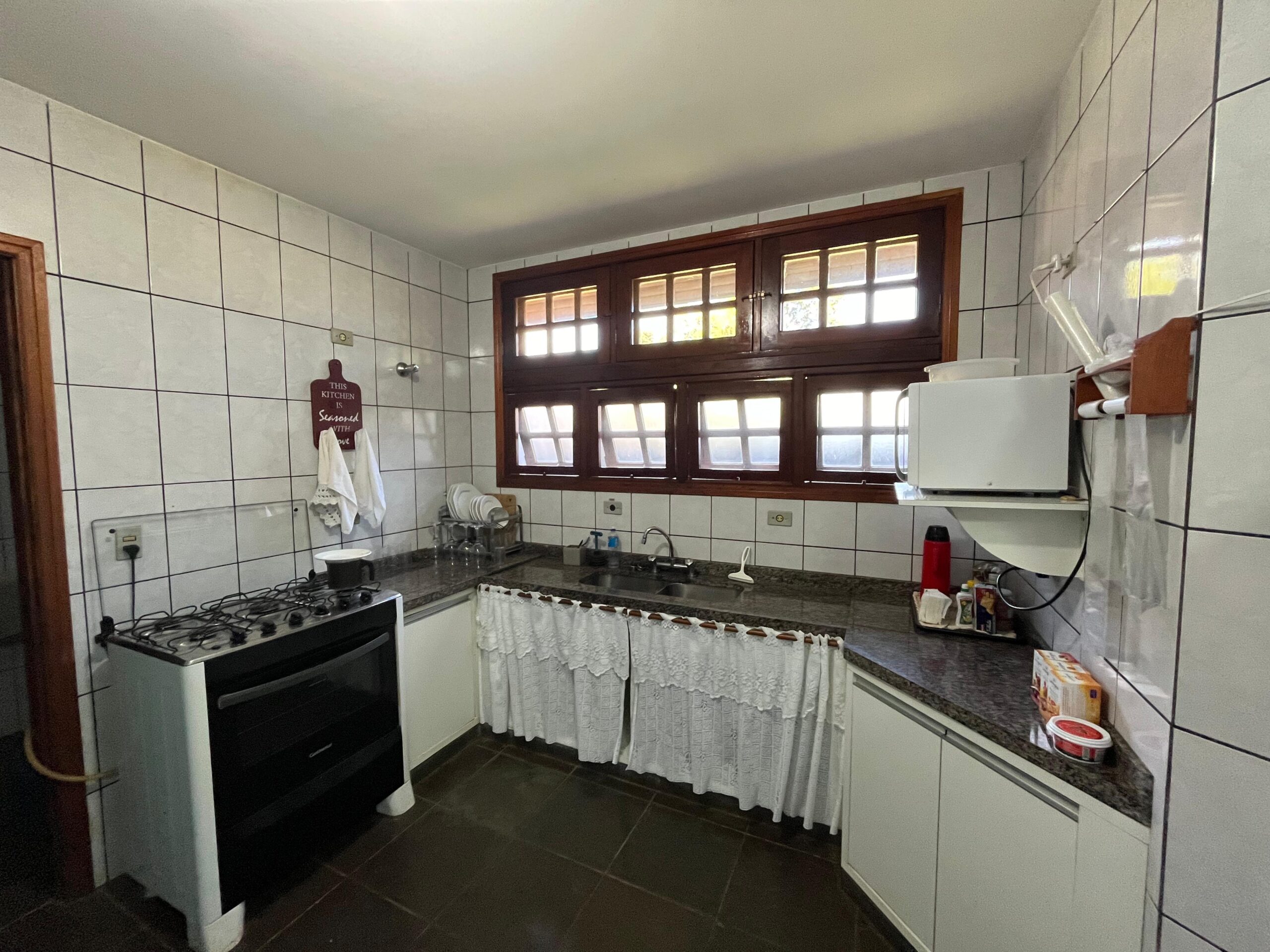 Casa com 4 Quartos e 5 banheiros à Venda, 900 m² por R$ 990.000 cod.ch1686