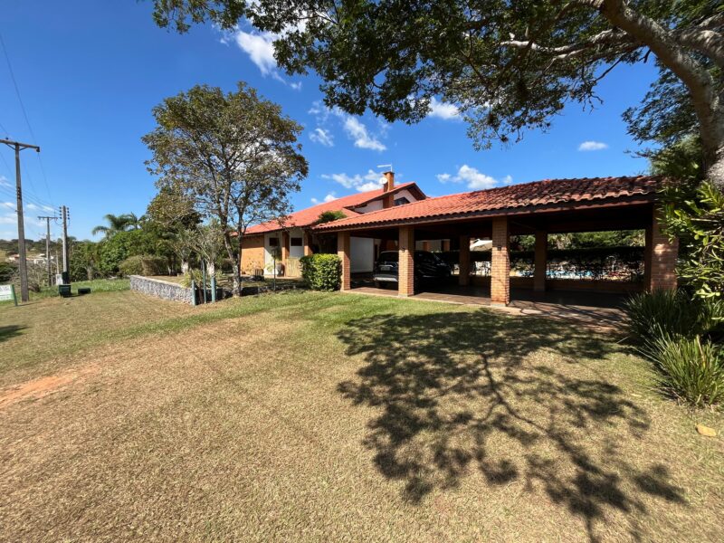 Casa com 4 Quartos e 5 banheiros à Venda, 900 m² por R$ 990.000 cod.ch1686