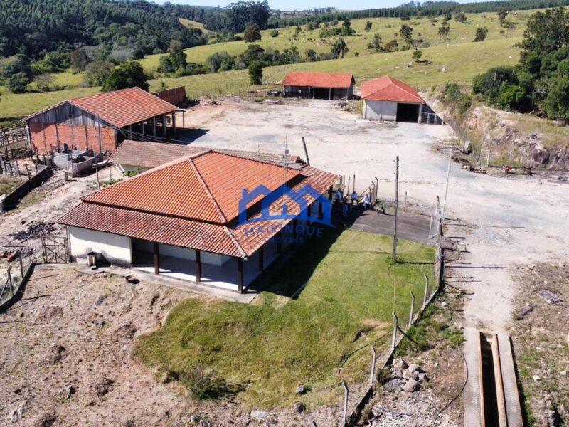 Fazenda/Sítio com 3 Quartos e 1 banheiros à Venda, 580.000 m² por R$ 3.500.000 Cod. ch1692