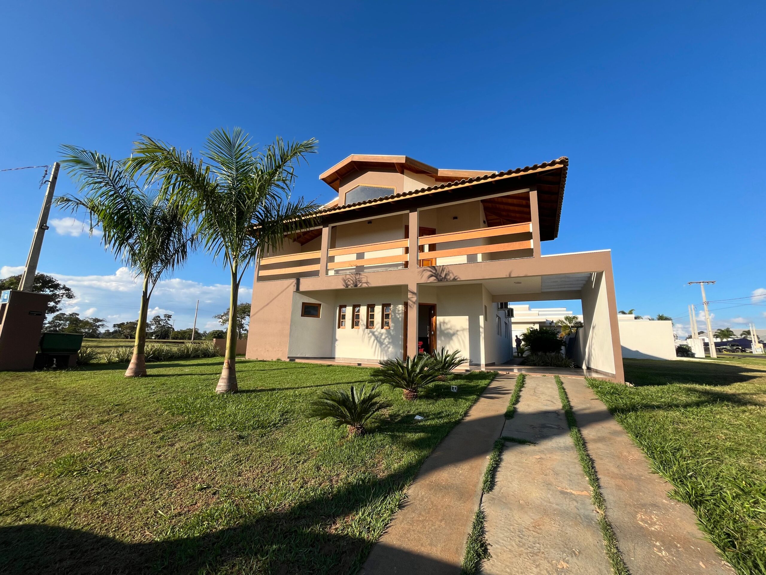 Casa com 5 Quartos e 4 banheiros à Venda, 480 m² por R$ 1.430.000 COD. CH1693