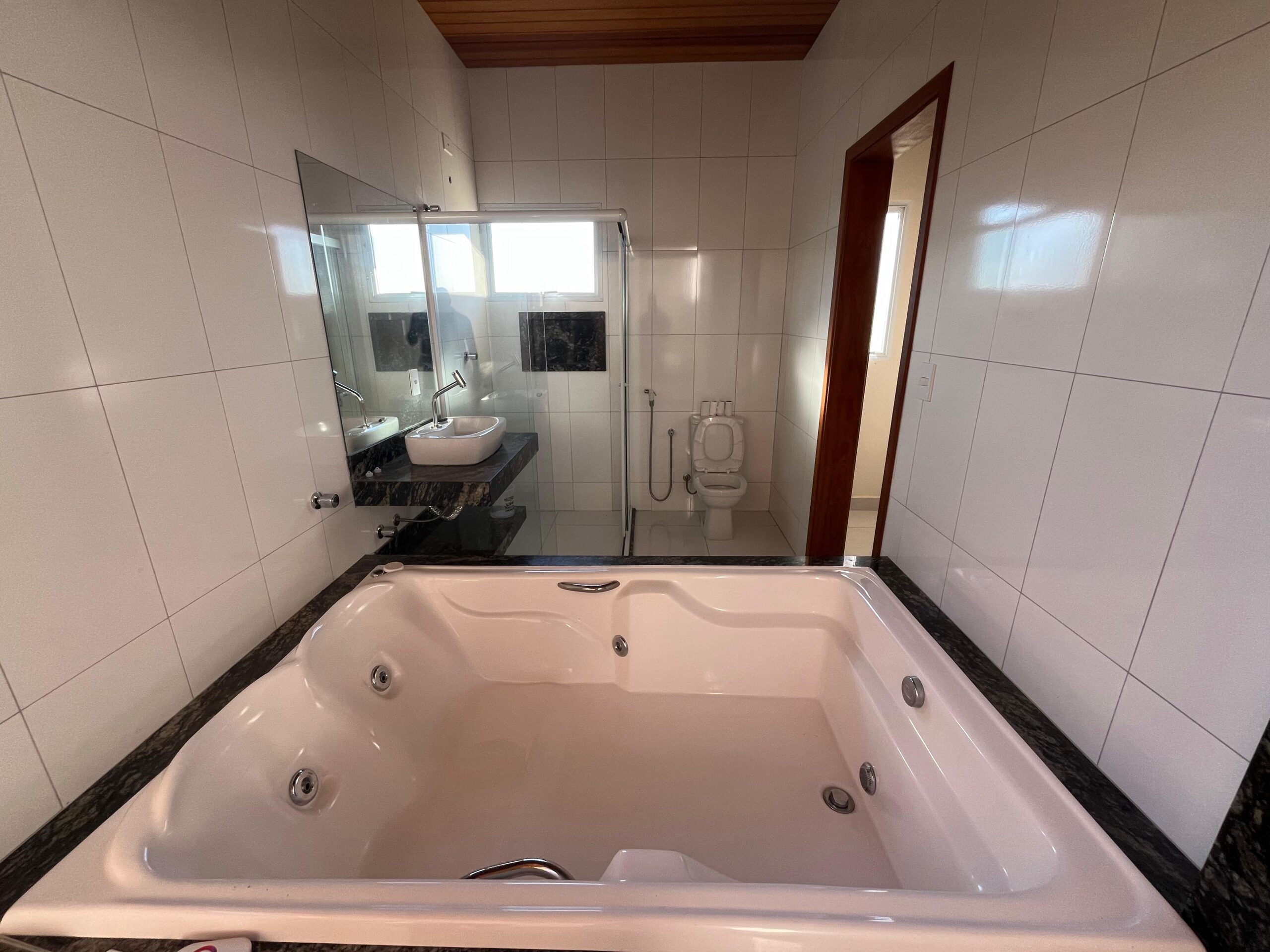 Casa com 5 Quartos e 4 banheiros à Venda, 480 m² por R$ 1.430.000 COD. CH1693