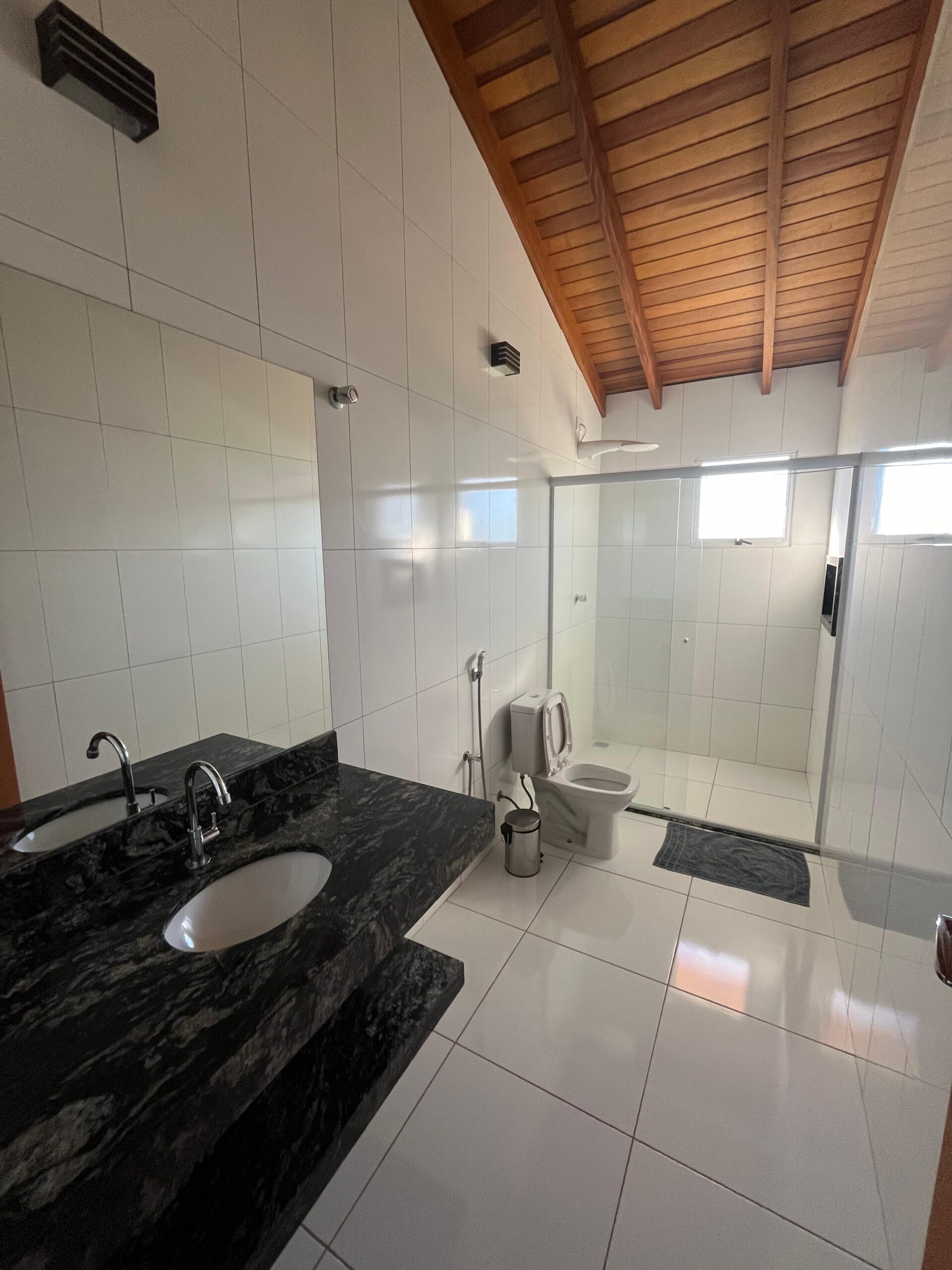 Casa com 5 Quartos e 4 banheiros à Venda, 480 m² por R$ 1.430.000 COD. CH1693