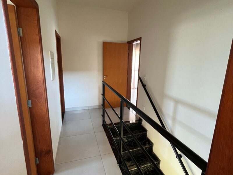 Casa com 5 Quartos e 4 banheiros à Venda, 480 m² por R$ 1.430.000 COD. CH1693