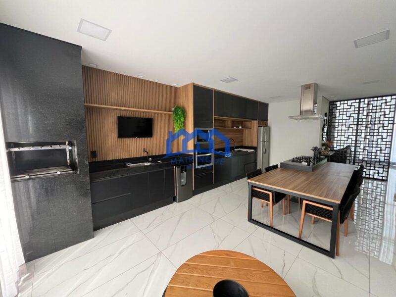 Casa com 4 Quartos e 3 banheiros à Venda, 450 m² por R$ 1.700.000 cod ch1708