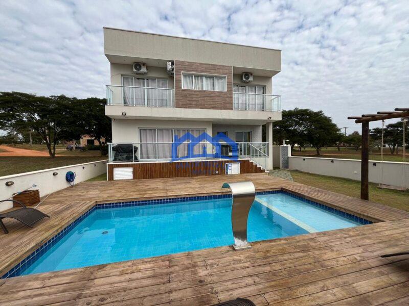 Casa com 4 Quartos e 2 banheiros à Venda, 450 m² por R$ 1.700.000 COD ch1736