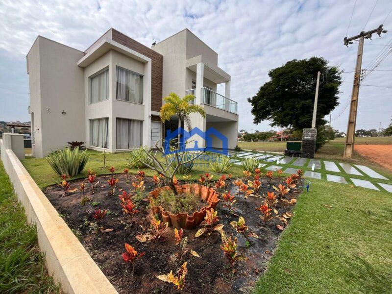 Casa com 4 Quartos e 2 banheiros à Venda, 450 m² por R$ 1.700.000 COD ch1736