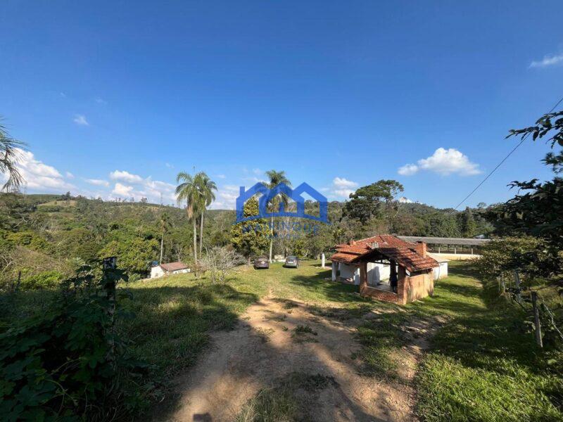 Sitio com 5 Quartos e 2 banheiros à Venda, 193.600 m² por R$ 1.800.000 cod.ch1771