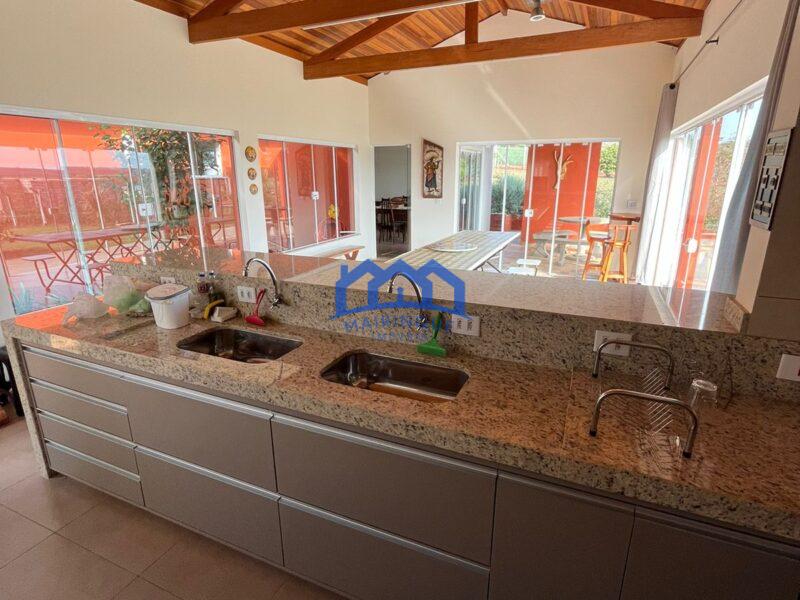 Casa com 4 Quartos e 3 banheiros à Venda, 300 m² por R$ 950.000 cód. ch1857