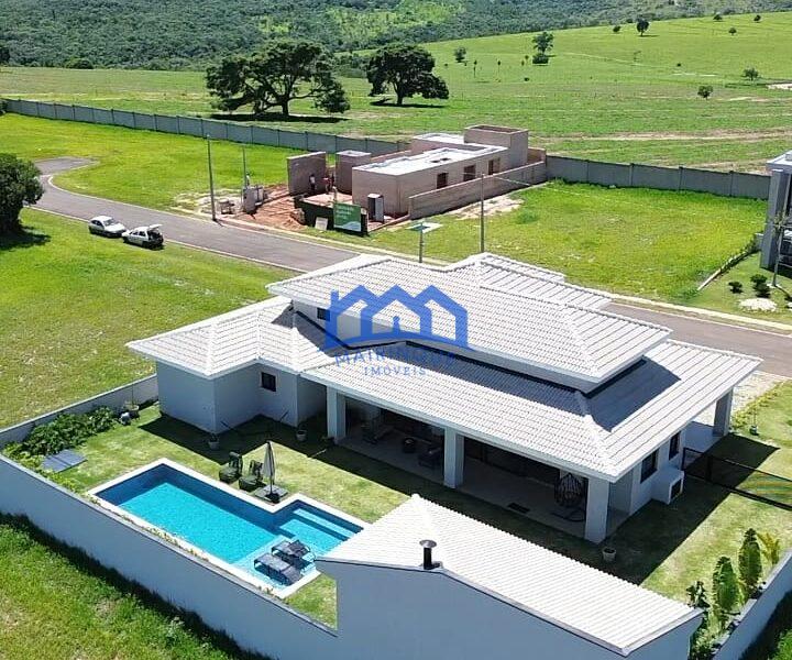 Casa com 4 Quartos e 5 banheiros à Venda, 900 m² por R$ 2.500.000 cod. ch1972