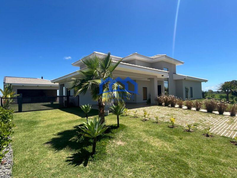 Casa com 4 Quartos e 5 banheiros à Venda, 900 m² por R$ 2.500.000 cod. ch1972