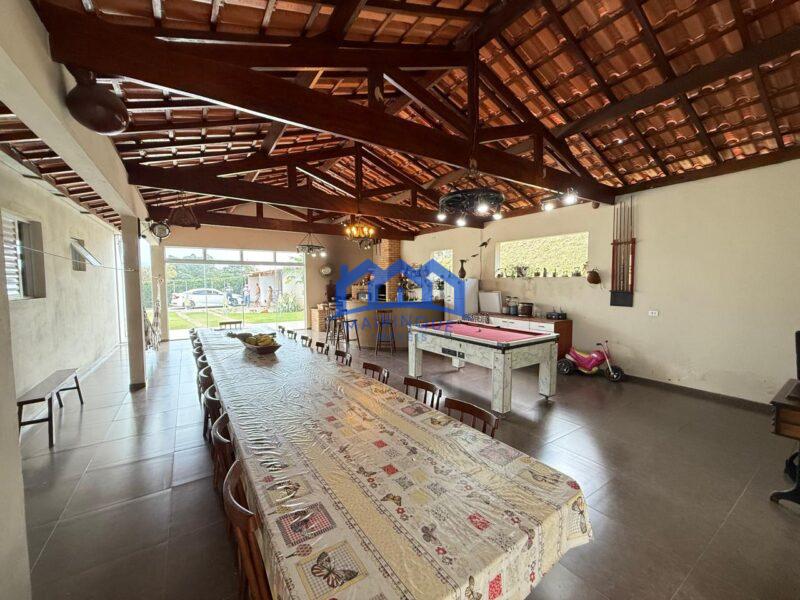 Chácara com 4 quartos e 3 banheiros à Venda, com 2.500 m² por R$ 1.600.000 Cód. ch2214