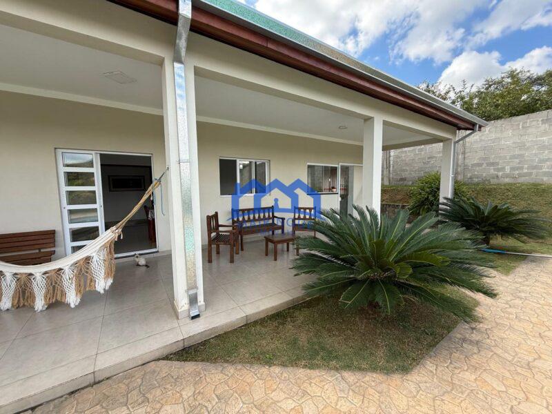Chácara com 4 quartos e 3 banheiros à Venda, com 2.500 m² por R$ 1.600.000 Cód. ch2214