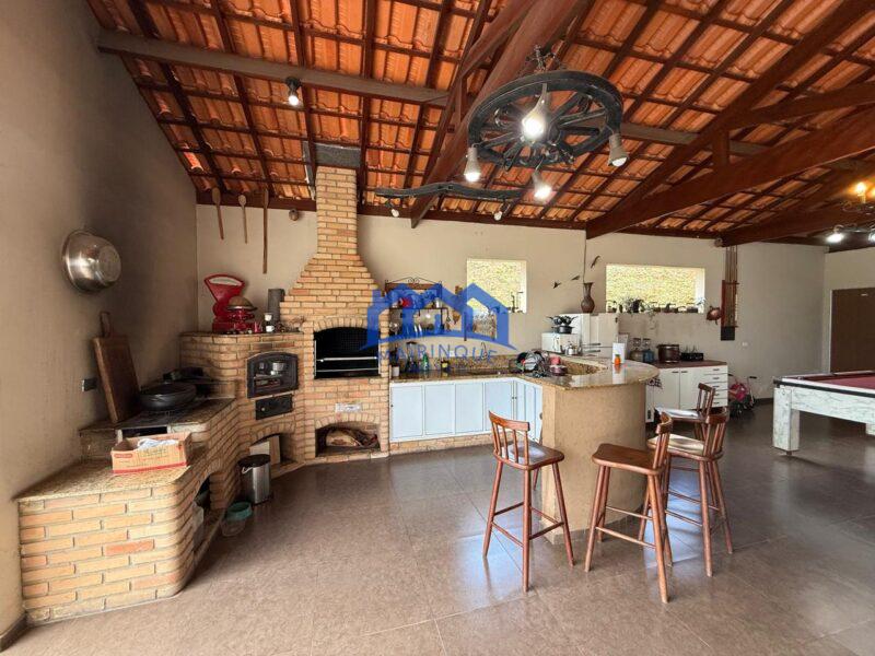 Chácara com 4 quartos e 3 banheiros à Venda, com 2.500 m² por R$ 1.600.000 Cód. ch2214