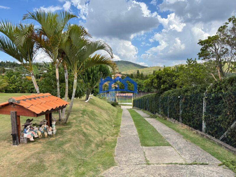 Chácara com 4 quartos e 3 banheiros à Venda, com 2.500 m² por R$ 1.600.000 Cód. ch2214
