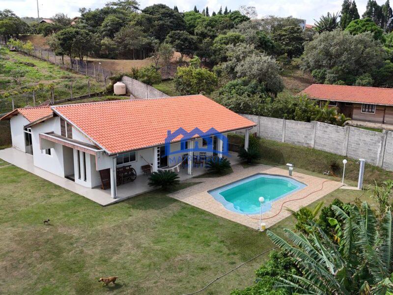 Chácara com 4 quartos e 3 banheiros à Venda, com 2.500 m² por R$ 1.600.000 Cód. ch2214