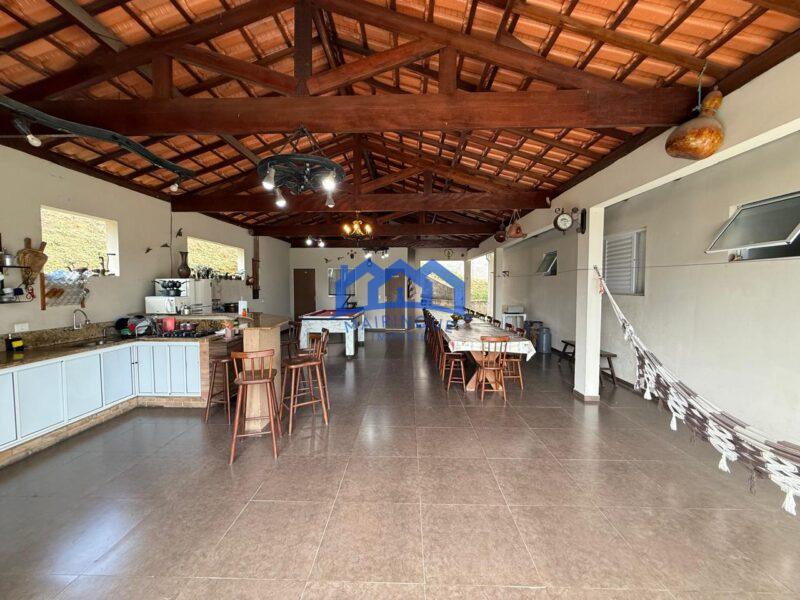 Chácara com 4 quartos e 3 banheiros à Venda, com 2.500 m² por R$ 1.600.000 Cód. ch2214